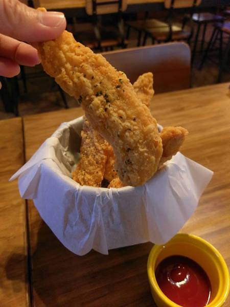 薩克森 比利時餐酒館 Sachsen Beer Bar：薩克森 比利時餐酒館 Sachsen Beer Bar-逢甲青海路上餐酒館 酒類品項重多 餐點選擇也不少 是三五好友聚餐的好選擇