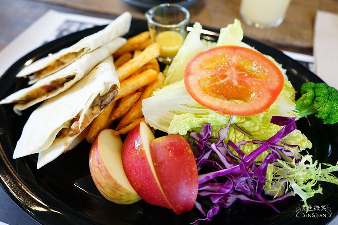 宜蘭縣頭城鎮黑宅咖啡Black House》隱身鄉間黑色外牆獨特與品味兼具的咖啡館