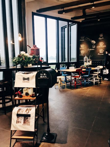 【浿淇朵*好食】宜蘭頭城黑宅BLACK HOUSE CAFE 。早午餐咖啡民宿。田野中神美的黑色建築!!!