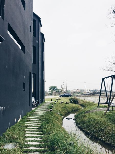 【浿淇朵*好食】宜蘭頭城黑宅BLACK HOUSE CAFE 。早午餐咖啡民宿。田野中神美的黑色建築!!!