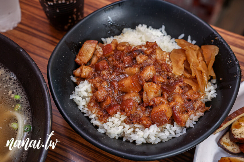 溪湖在地25年老店！就是這碗內行必點餛飩尬意麵、香酥臭豆腐，更佛是免費可樂喝到爽、內用也有冷氣吹，林家南投意麵