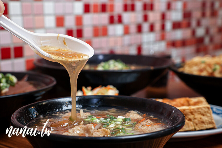 溪湖在地25年老店！就是這碗內行必點餛飩尬意麵、香酥臭豆腐，更佛是免費可樂喝到爽、內用也有冷氣吹，林家南投意麵