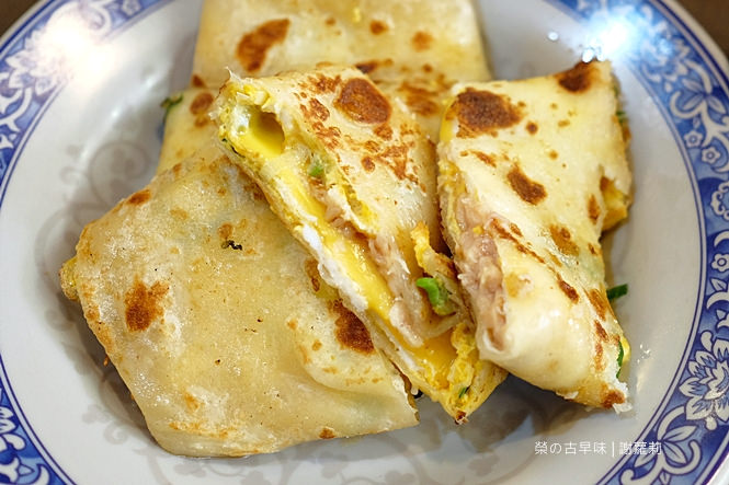 蛋皮煎得澄黄,外衣还染上一点点焦脆色泽,让视觉效果看起来更是加倍