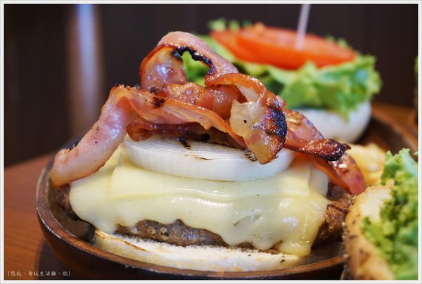 KUA-AINA-培根莫札瑞拉漢堡-4.JPG