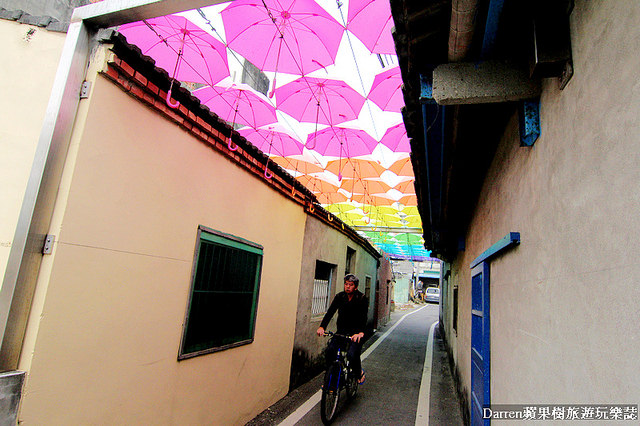 『彰化和美景點』卡里善之樹-為愛撐傘★熱門打卡秘境繽紛彩虹雨傘巷/卡里善之樹Rainbow House雨傘樹IG熱點