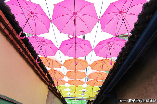 『彰化和美景點』卡里善之樹-為愛撐傘★熱門打卡秘境繽紛彩虹雨傘巷/卡里善之樹Rainbow House雨傘樹IG熱點
