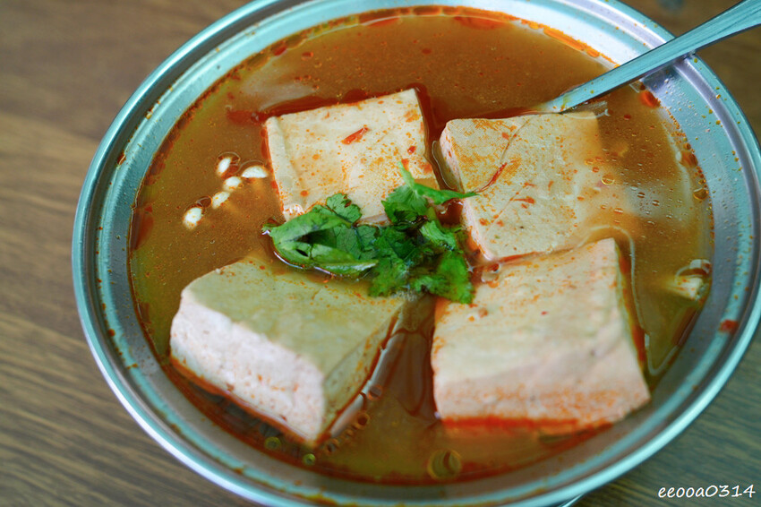 清安老街美食「黑皮臭豆腐」，洗水坑豆腐街內又臭又黑的中藥臭豆