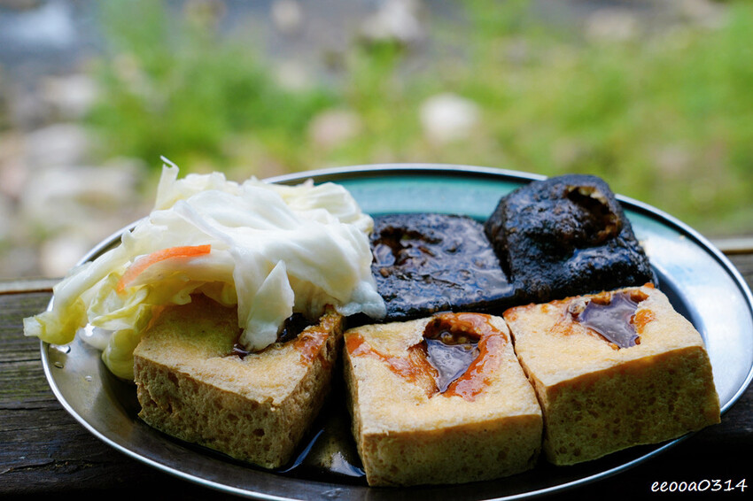 清安老街美食「黑皮臭豆腐」，洗水坑豆腐街內又臭又黑的中藥臭豆
