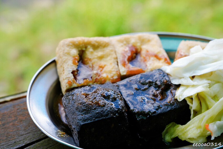 清安老街美食「黑皮臭豆腐」，洗水坑豆腐街內又臭又黑的中藥臭豆