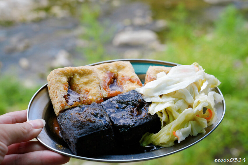 清安老街美食「黑皮臭豆腐」，洗水坑豆腐街內又臭又黑的中藥臭豆