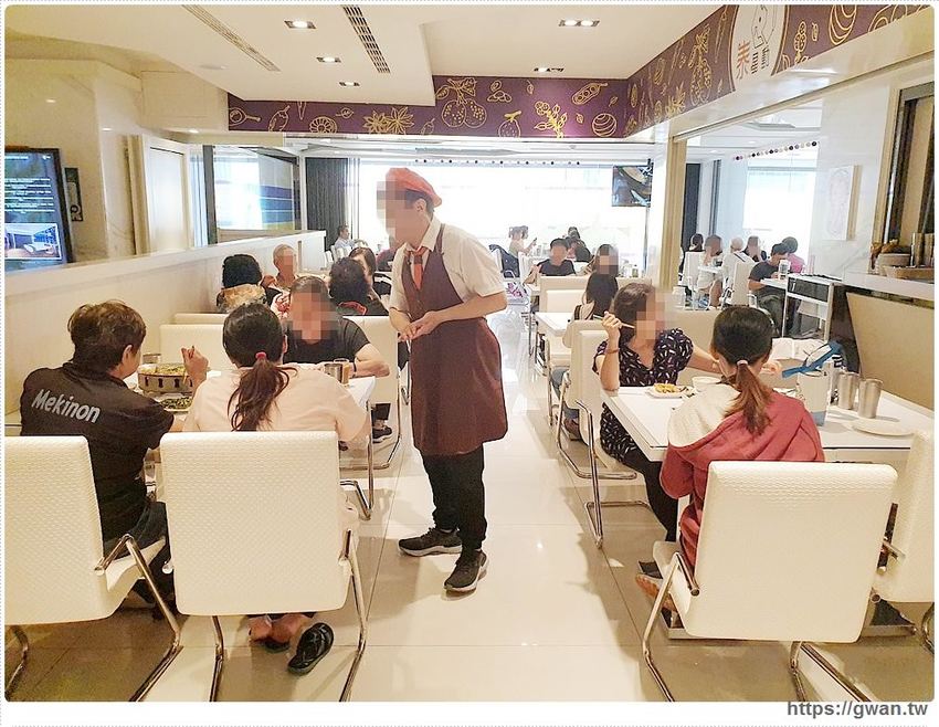 超逼真的柳川打卡牆居然藏在銀行裡？台中市區五個藝術亮點報你知，還可以免費看展覽喲~