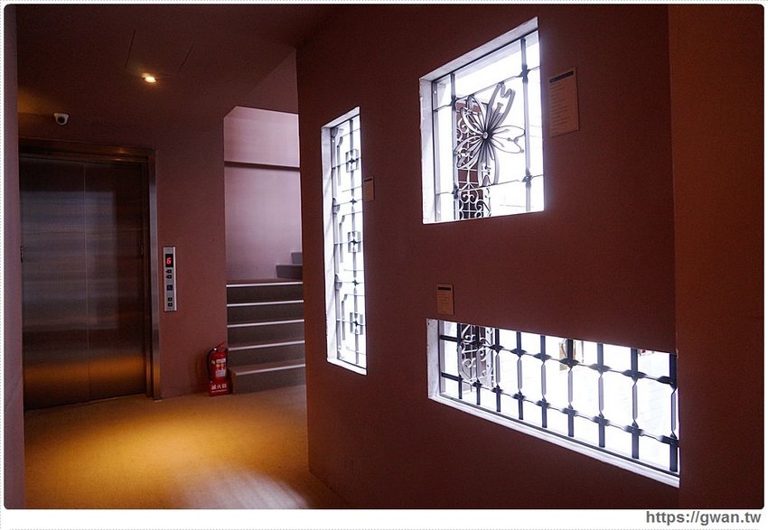 超逼真的柳川打卡牆居然藏在銀行裡？台中市區五個藝術亮點報你知，還可以免費看展覽喲~