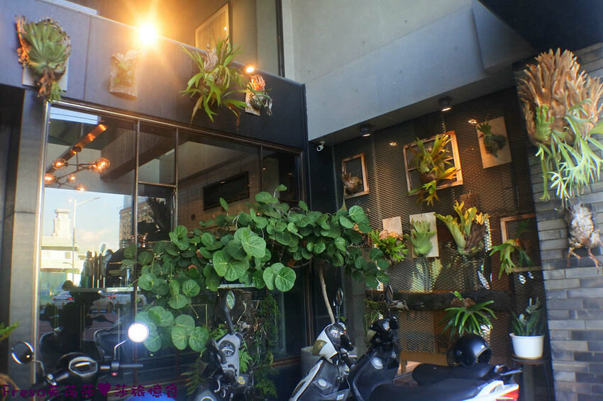 高雄飯店【帕鉑舍旅】高雄火車站斜對面／後驛商圈旁.優雅藝術的質感旅宿.房間大地點棒│家庭旅行│商務飯店