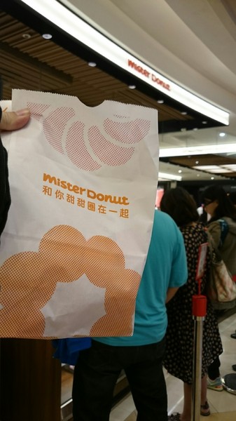 Mister Donut 統一多拿滋(巨蛋門市)：高雄漢神巨蛋~Mister Donut 多拿滋~少女心大爆發~超萌卡娜赫拉粉紅兔兔和P助甜甜圈~期間限定的呦~