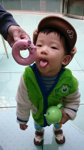 Mister Donut 統一多拿滋(巨蛋門市)：高雄漢神巨蛋~Mister Donut 多拿滋~少女心大爆發~超萌卡娜赫拉粉紅兔兔和P助甜甜圈~期間限定的呦~