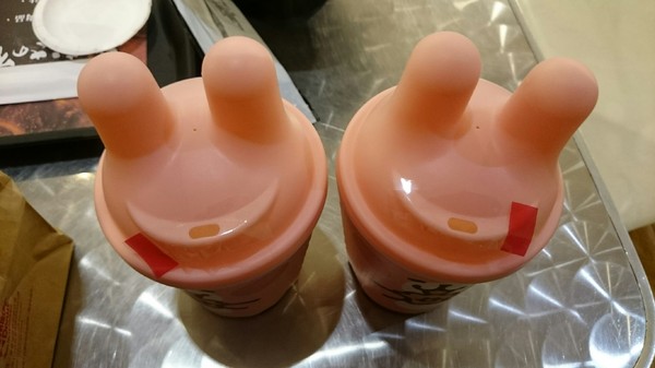 Mister Donut 統一多拿滋(巨蛋門市)：高雄漢神巨蛋~Mister Donut 多拿滋~少女心大爆發~超萌卡娜赫拉粉紅兔兔和P助甜甜圈~期間限定的呦~