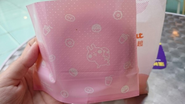 Mister Donut 統一多拿滋(巨蛋門市)：高雄漢神巨蛋~Mister Donut 多拿滋~少女心大爆發~超萌卡娜赫拉粉紅兔兔和P助甜甜圈~期間限定的呦~