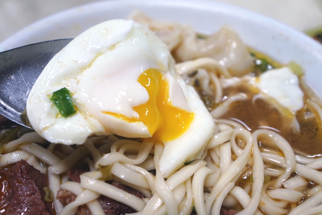 牛肉麵加餛飩加蛋包