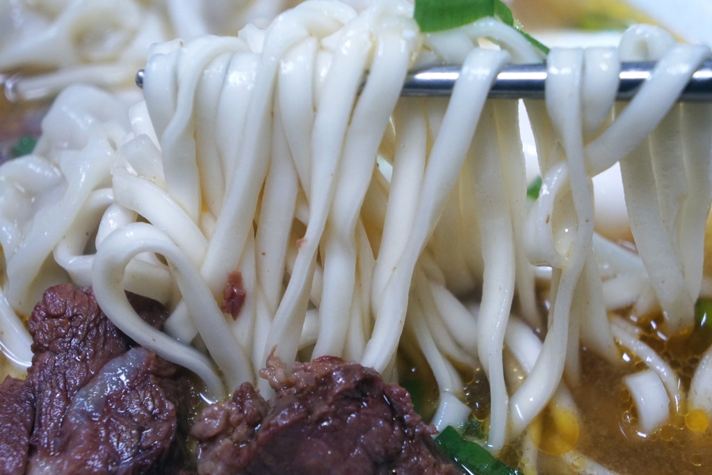 牛肉麵加餛飩加蛋包