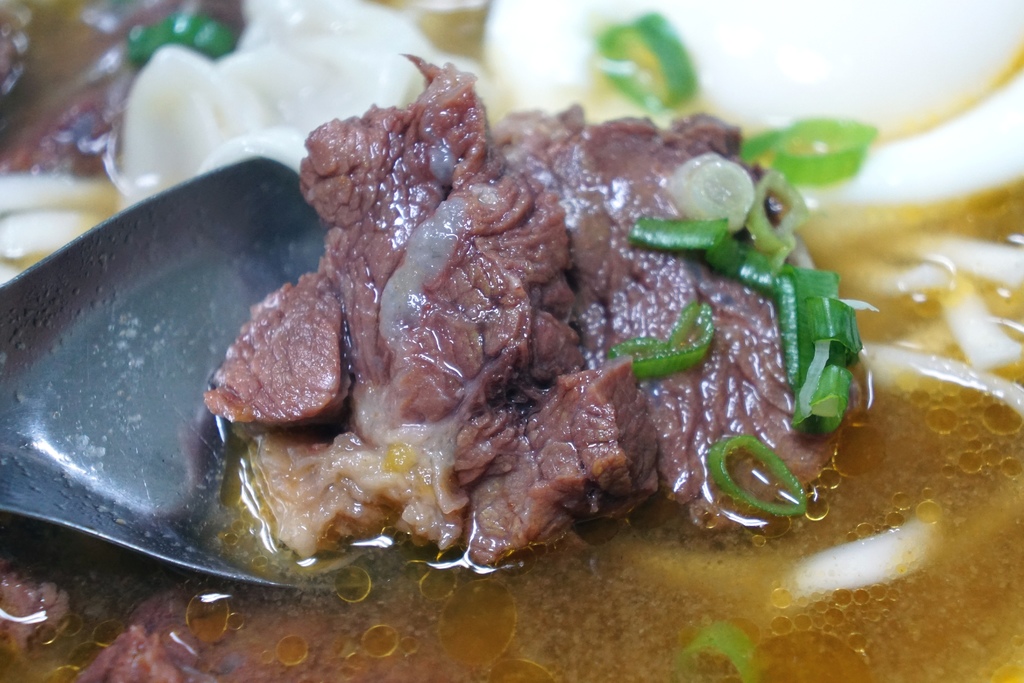 牛肉麵加餛飩加蛋包