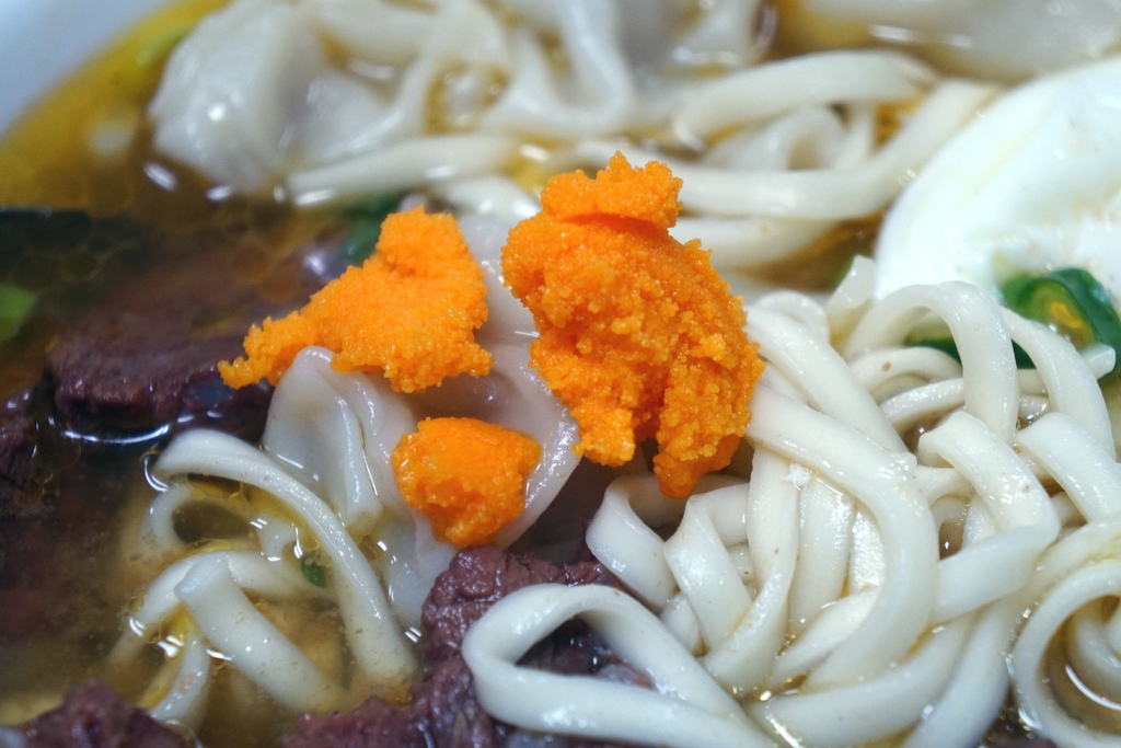 牛肉麵加餛飩加蛋包