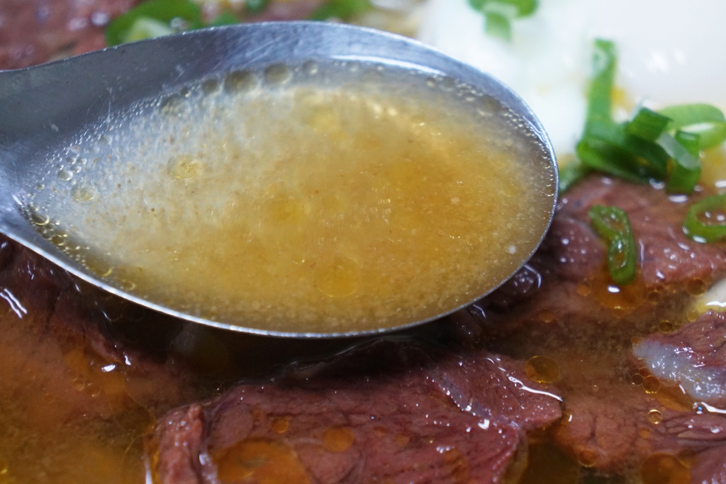 牛肉麵加餛飩加蛋包