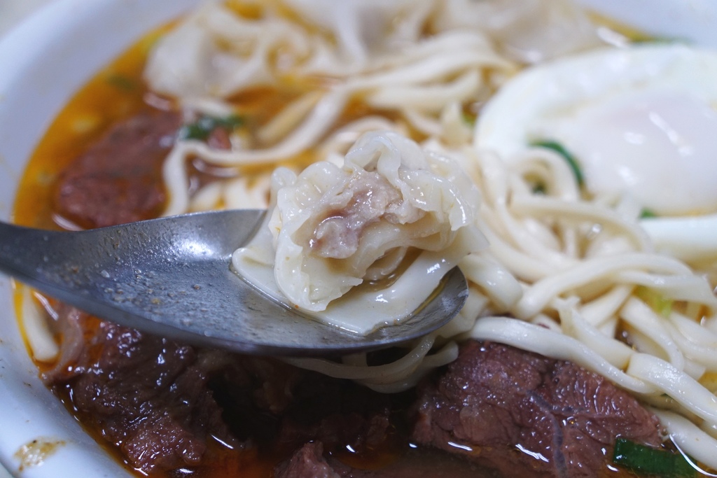 牛肉麵加餛飩加蛋包