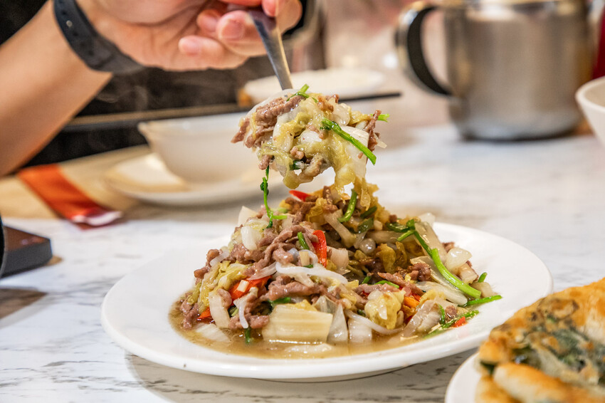 左營平價快炒推薦！四海一家吃飽又打包，到道地北平味。