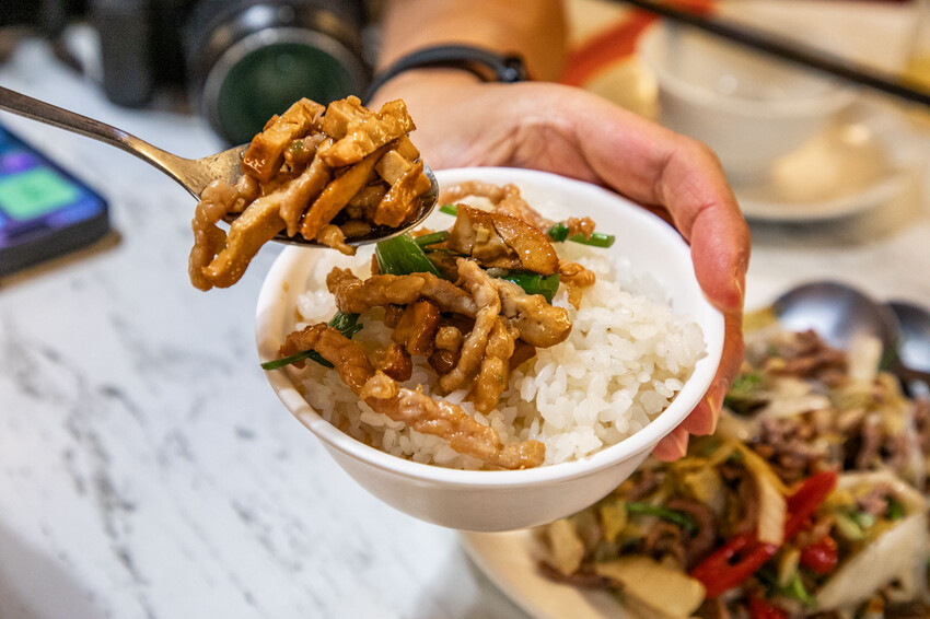 左營平價快炒推薦！四海一家吃飽又打包，到道地北平味。