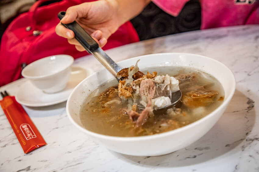 左營平價快炒推薦！四海一家吃飽又打包，到道地北平味。