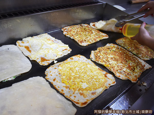 啖餅坊06-煎台上的蛋餅.jpg