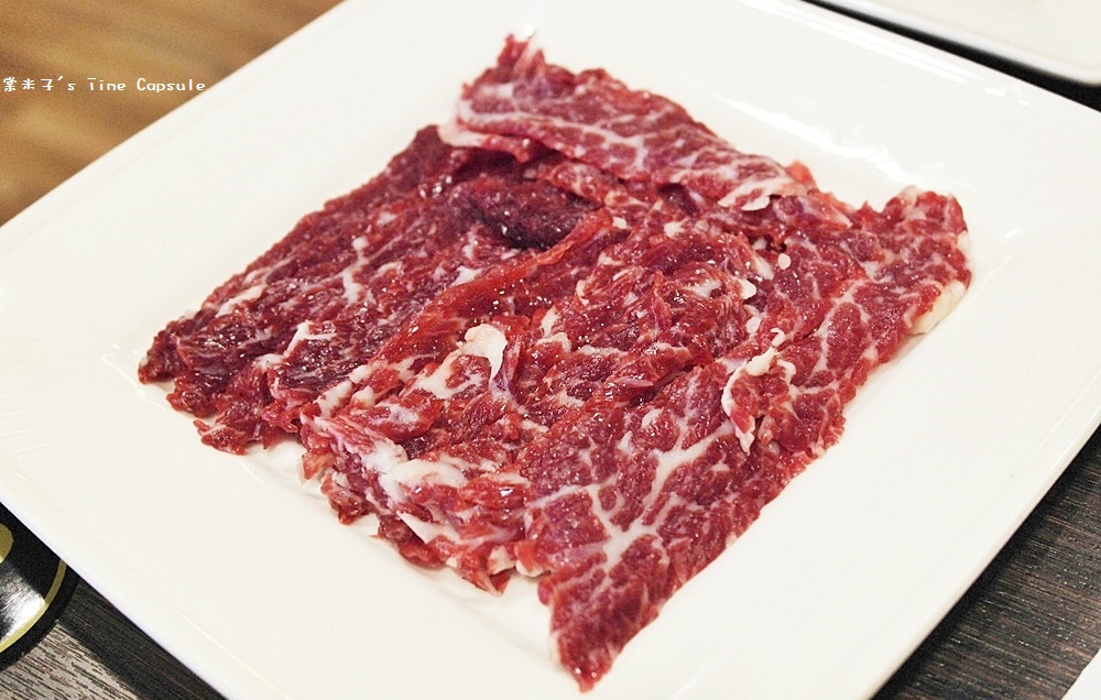 [台南麻豆區]極牛溫體牛肉火鍋-現點現切溫體牛肉片+牛骨煨製高湯底，威力太強大了!!