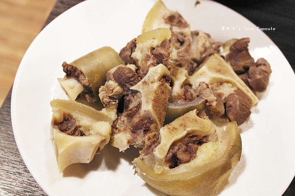 [台南麻豆區]極牛溫體牛肉火鍋-現點現切溫體牛肉片+牛骨煨製高湯底，威力太強大了!!