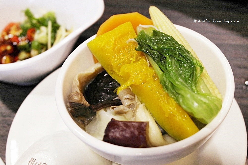 [台南麻豆區]極牛溫體牛肉火鍋-現點現切溫體牛肉片+牛骨煨製高湯底，威力太強大了!!