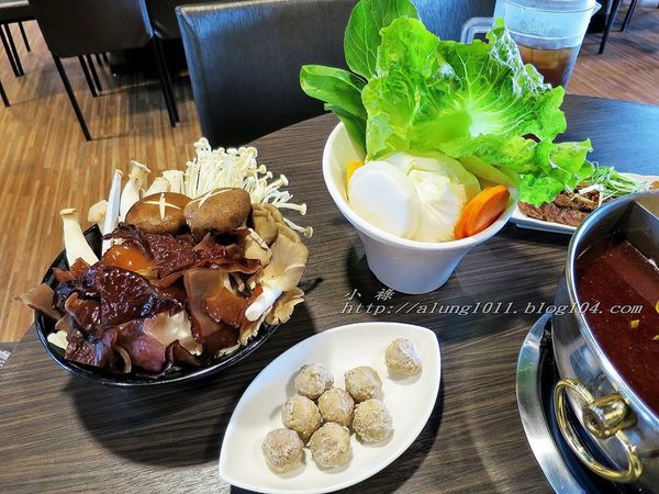 極牛溫體牛肉火鍋：哞~~~     ..極牛溫體牛肉火鍋      /愛評體驗團