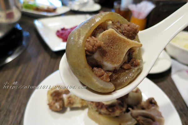 極牛溫體牛肉火鍋：哞~~~     ..極牛溫體牛肉火鍋      /愛評體驗團