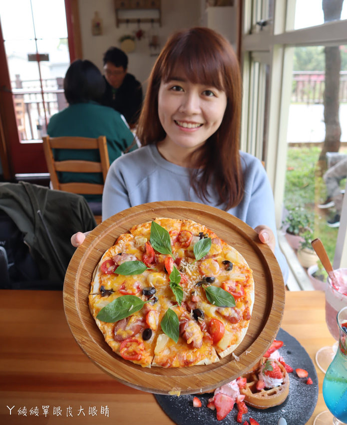 新埔普羅旺斯小木屋餐廳,超夢幻的雨滴蛋糕和草莓飲品,新竹賞櫻景點推薦!