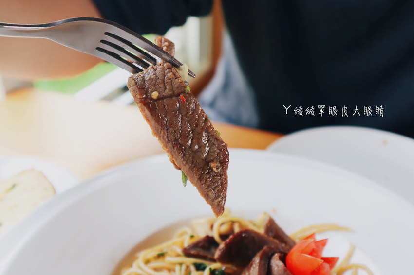 新埔普羅旺斯小木屋餐廳,超夢幻的雨滴蛋糕和草莓飲品,新竹賞櫻景點推薦!