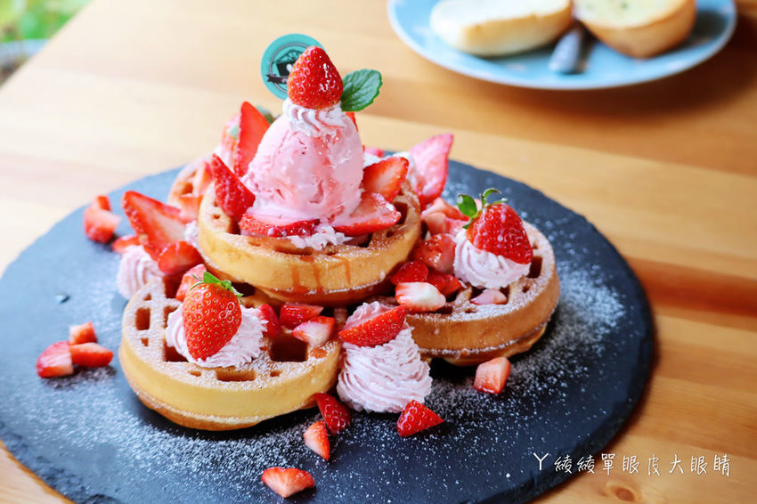 新埔普羅旺斯小木屋餐廳,超夢幻的雨滴蛋糕和草莓飲品,新竹賞櫻景點推薦!