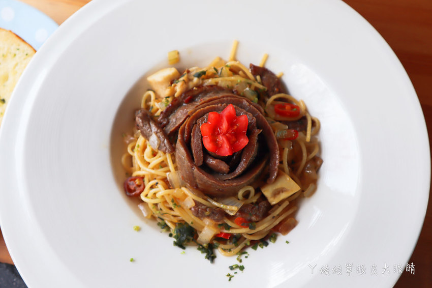 新埔普羅旺斯小木屋餐廳,超夢幻的雨滴蛋糕和草莓飲品,新竹賞櫻景點推薦!