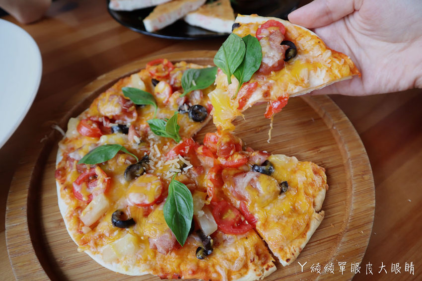 新埔普羅旺斯小木屋餐廳,超夢幻的雨滴蛋糕和草莓飲品,新竹賞櫻景點推薦!
