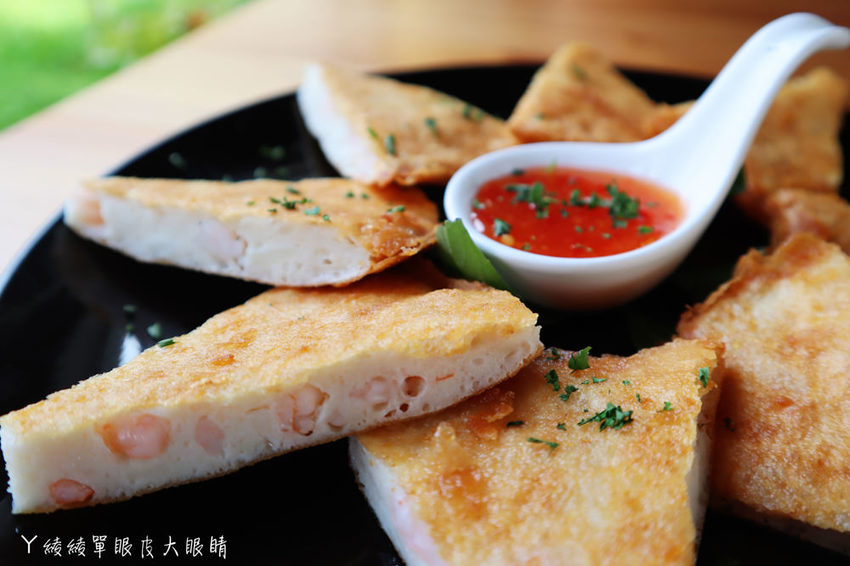 新埔普羅旺斯小木屋餐廳,超夢幻的雨滴蛋糕和草莓飲品,新竹賞櫻景點推薦!