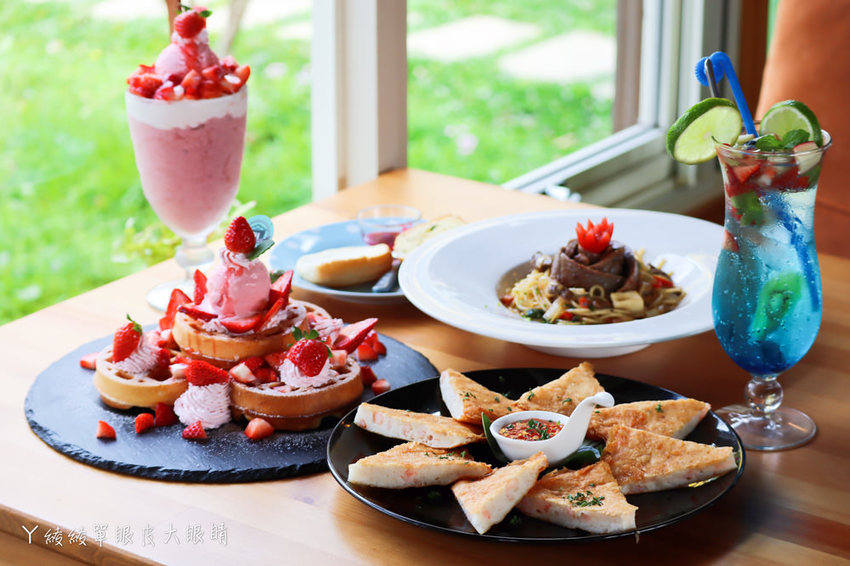 新埔普羅旺斯小木屋餐廳,超夢幻的雨滴蛋糕和草莓飲品,新竹賞櫻景點推薦!