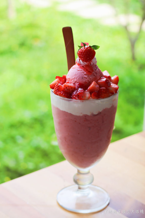 新埔普羅旺斯小木屋餐廳,超夢幻的雨滴蛋糕和草莓飲品,新竹賞櫻景點推薦!