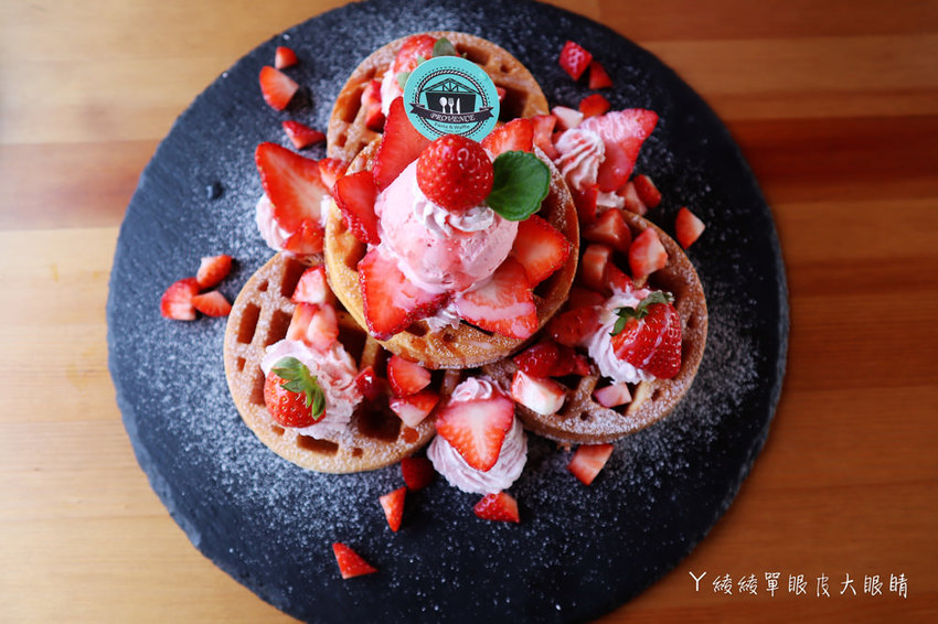 新埔普羅旺斯小木屋餐廳,超夢幻的雨滴蛋糕和草莓飲品,新竹賞櫻景點推薦!