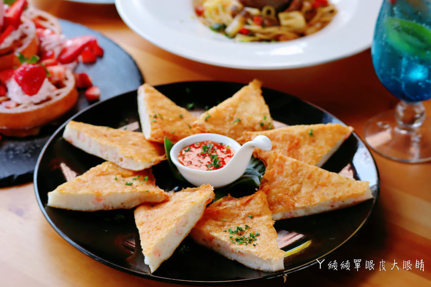 新埔普羅旺斯小木屋餐廳,超夢幻的雨滴蛋糕和草莓飲品,新竹賞櫻景點推薦!