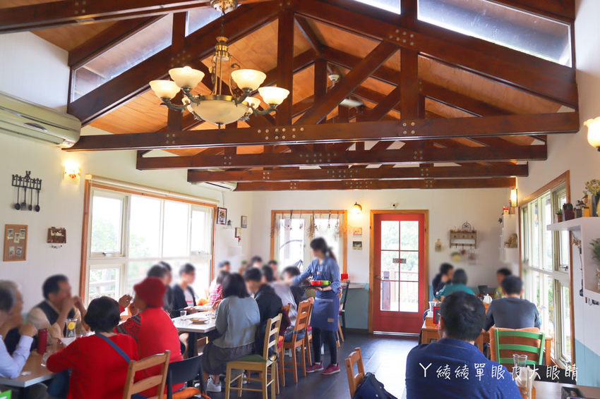 新埔普羅旺斯小木屋餐廳,超夢幻的雨滴蛋糕和草莓飲品,新竹賞櫻景點推薦!