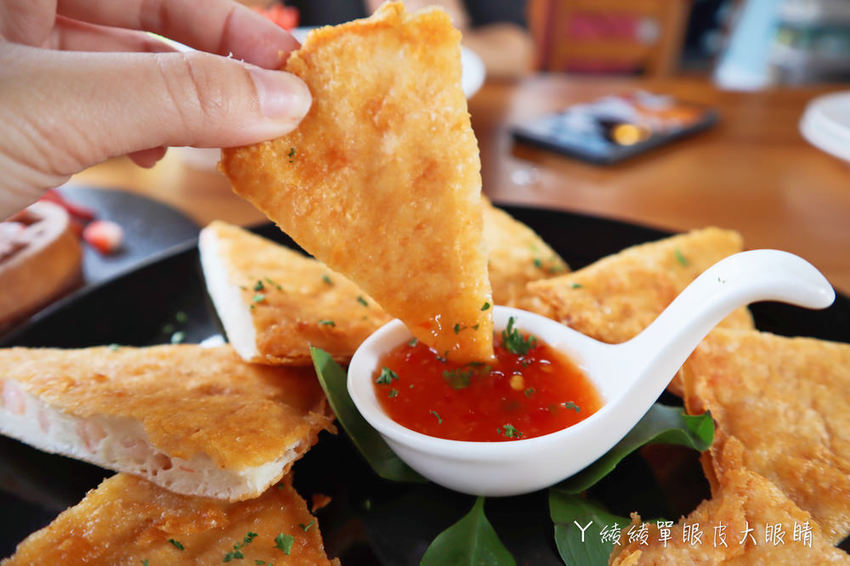 新埔普羅旺斯小木屋餐廳,超夢幻的雨滴蛋糕和草莓飲品,新竹賞櫻景點推薦!