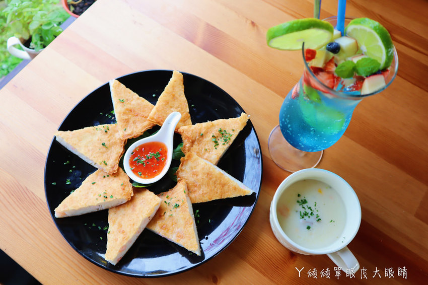 新埔普羅旺斯小木屋餐廳,超夢幻的雨滴蛋糕和草莓飲品,新竹賞櫻景點推薦!