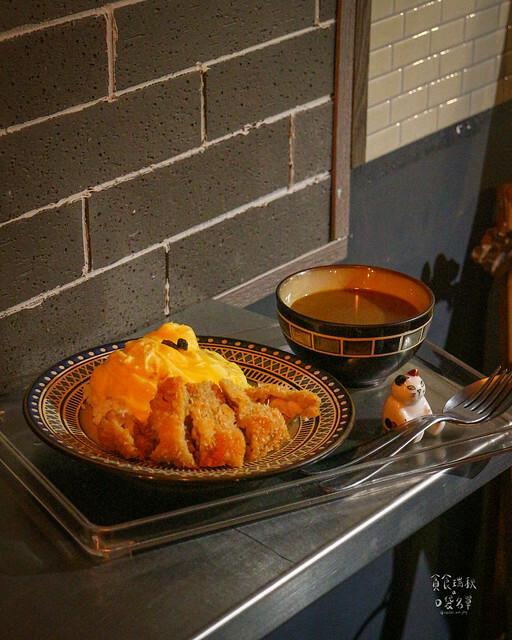 【高雄美食】駁二CP值高、平價文青咖哩蛋包飯│新咖哩